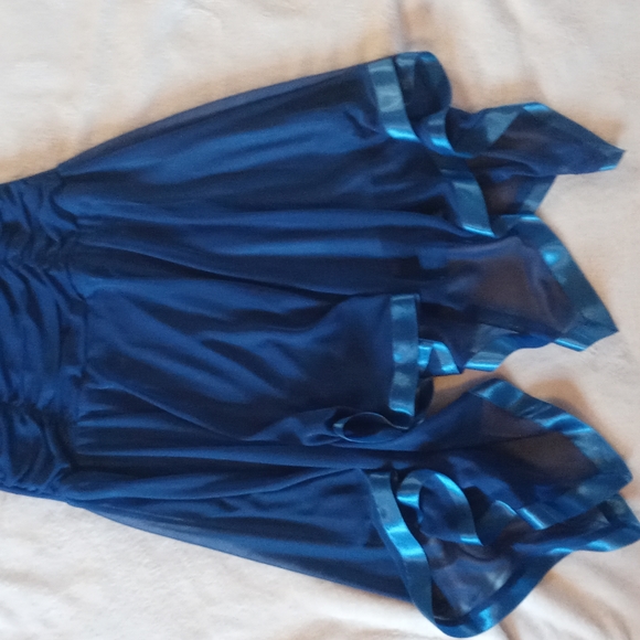 Dress - Picture 3 of 4